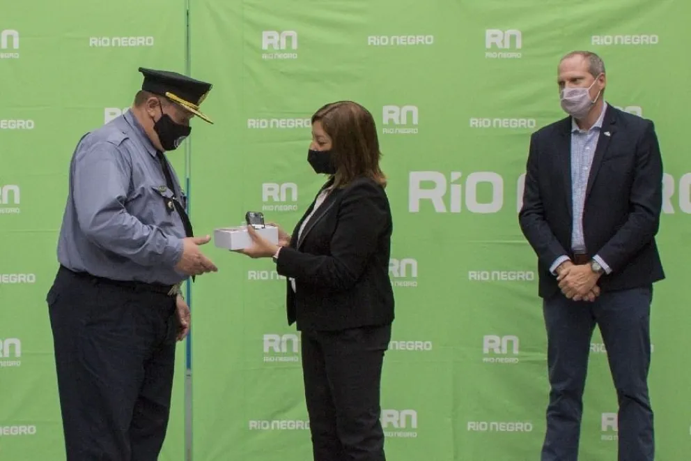 La Gobernadora entregó cámaras Body Cam para reforzar el equipamiento policial