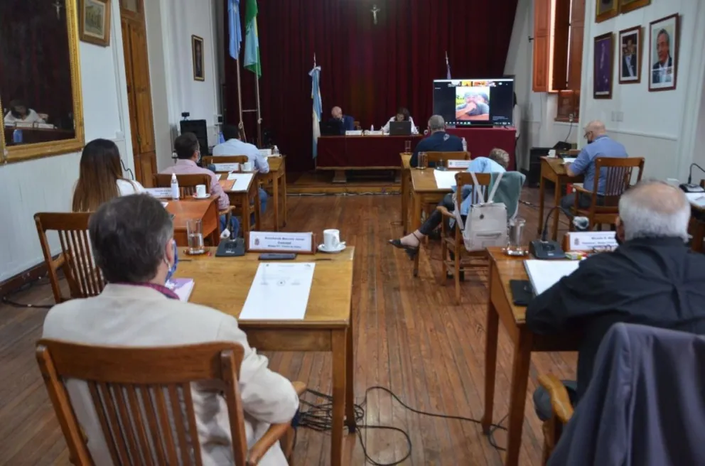Sesión frustrada, reclamos de obreros y renuncias en el Concejo Deliberante
