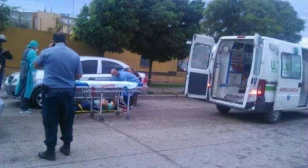 Una mujer acabó en el hospital luego de ser embestida por un auto