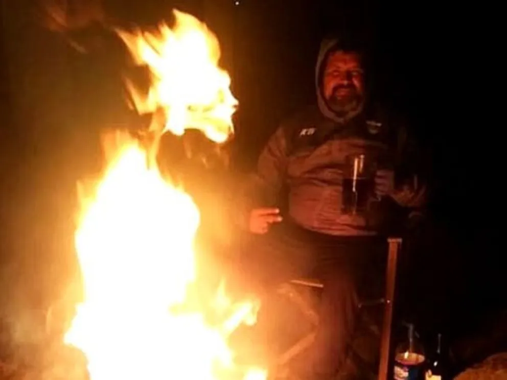 Viral: estaban tomando unos vinos y se les apareció el diablo