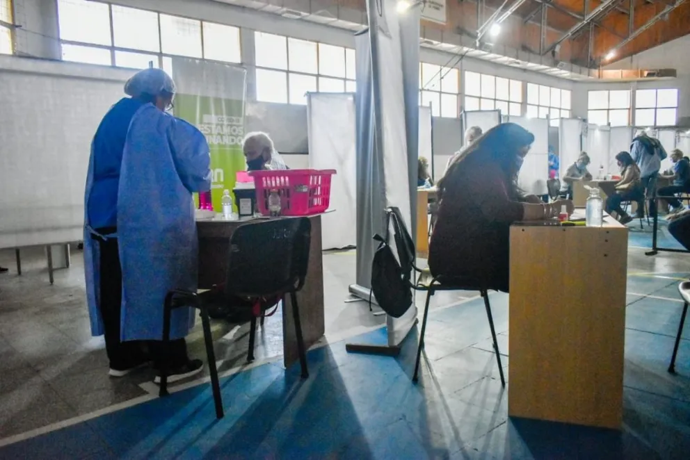 Larga cola en el Fioravanti Ruggeri, en la reapertura del vacunatorio