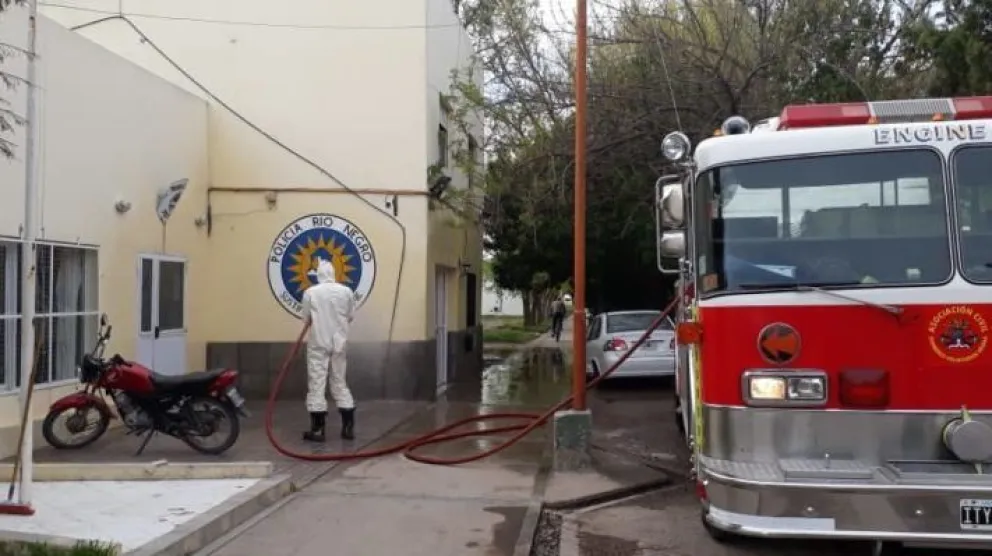 Covid ataca, y por las dudas desinfectan unidades policiales