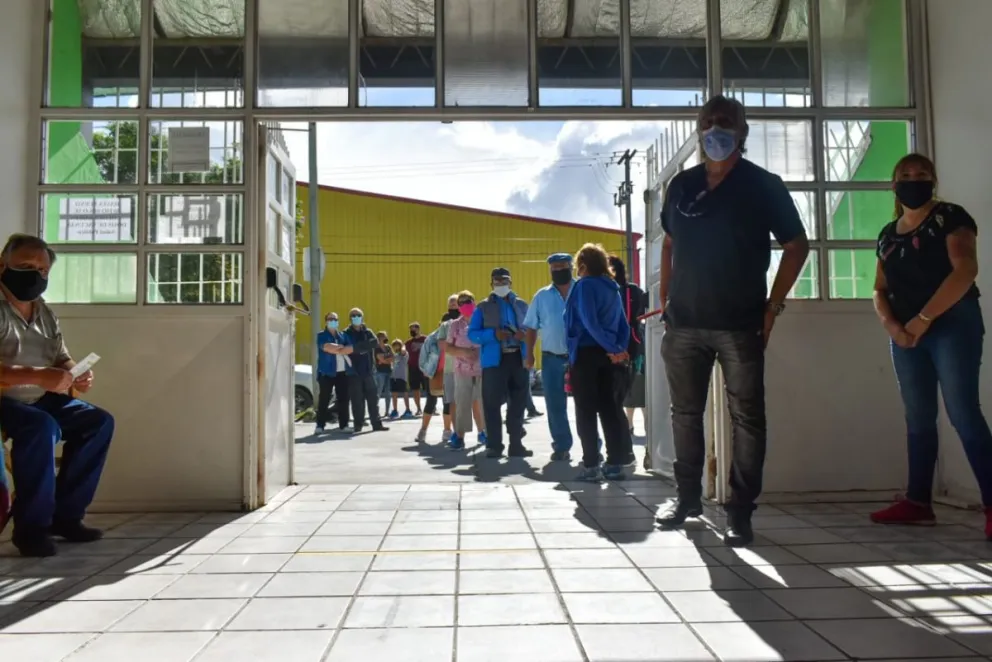 Vacunas en el Fioravanti Ruggeri  e hisopados en la feria municipal