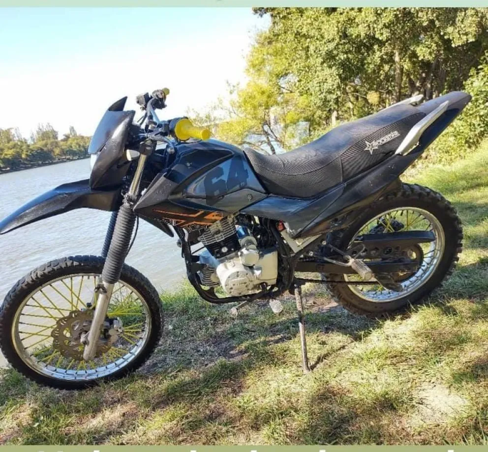 Le sacaron la moto a punta de pistola: el que apuntó era menor de edad
