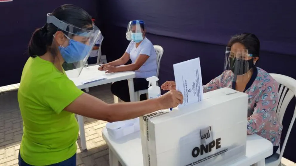 Domingo de elecciones en América Latina: Ecuador y Perú eligen presidente