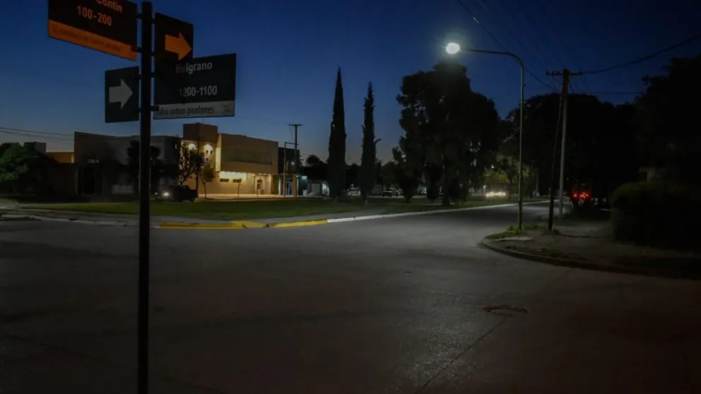 Una mujer clavó una lapicera en la cara a un policía, y casi le saca un ojo