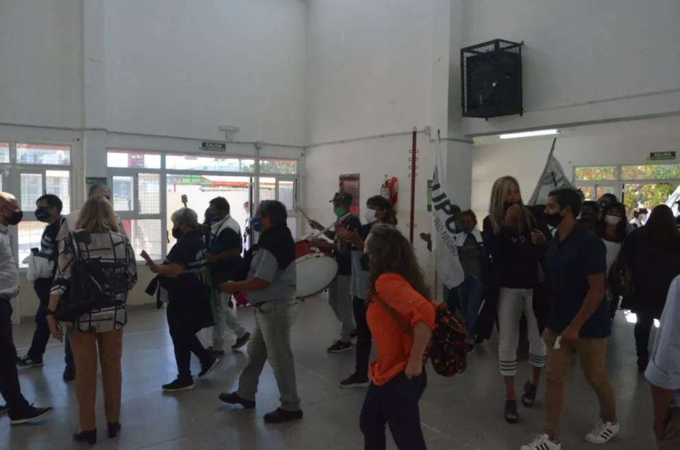 UPCN frustró la entrega de tablets en la Escuela 30 y hubo repudio de Pesatti