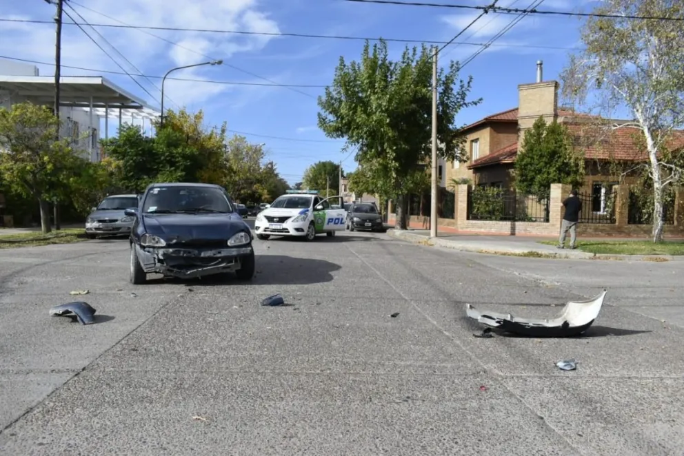 Fuerte impacto en el centro de Viedma: un joven acabó en la guardia