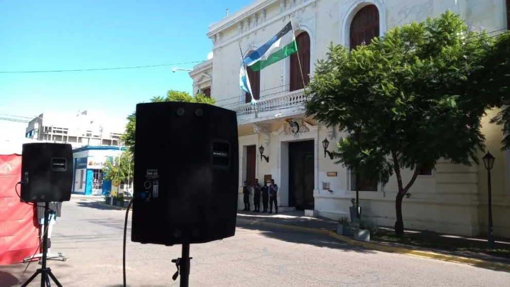 Los parlantes a “full” de la UPCN están al borde de la faja de clausura