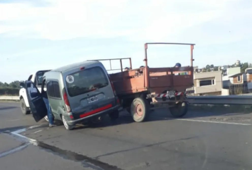 Insólito accidente cerca del empalme de Pueyrredón y el Puente Nuevo