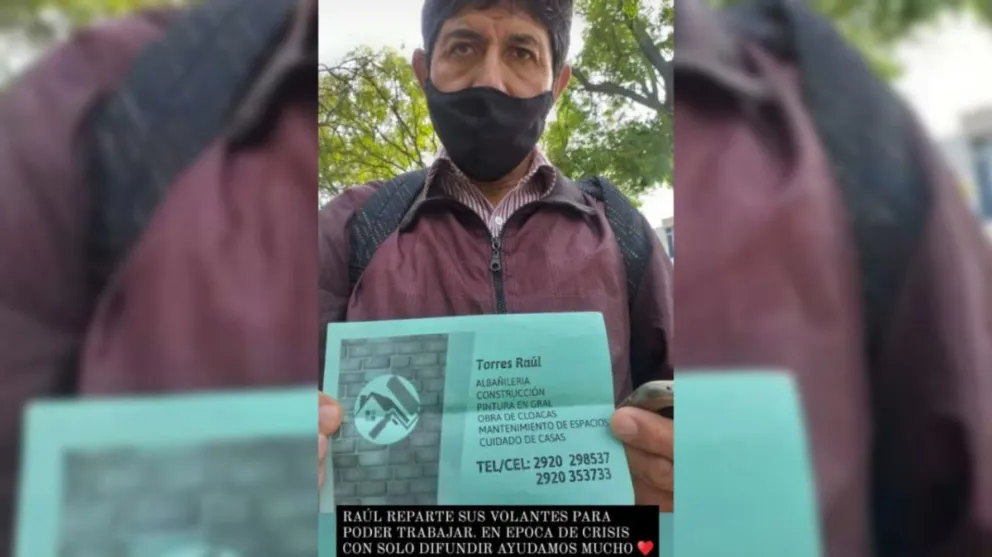 Un hombre reparte volantes para que lo llamen para trabajar y se hizo viral