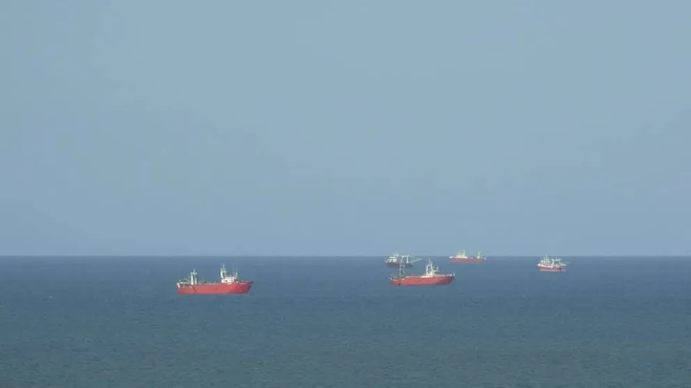 El Cóndor: El refugio contra la tormenta de los barcos que buscan langostinos