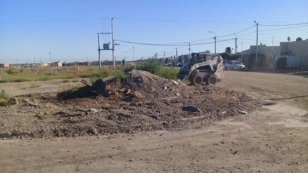 Insólito: Obreros municipales quisieron limpiar, y llovieron piedras