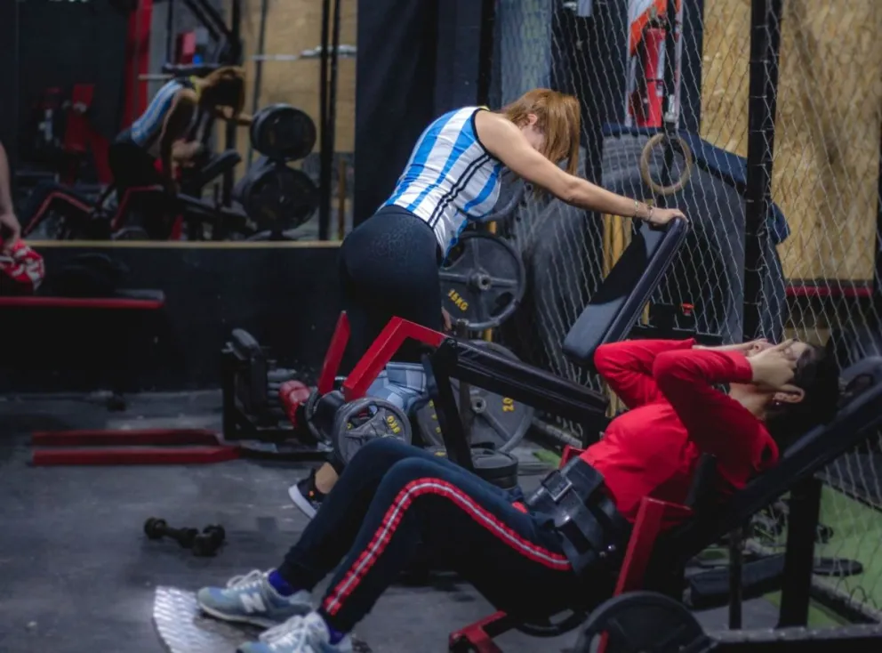 Propietario local creó sus propias máquinas para su gimnasio