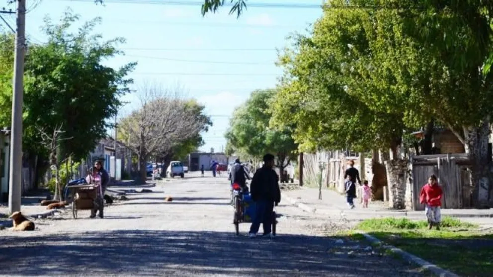 Dramático momento en Viedma: arrojaron a una mujer de un auto