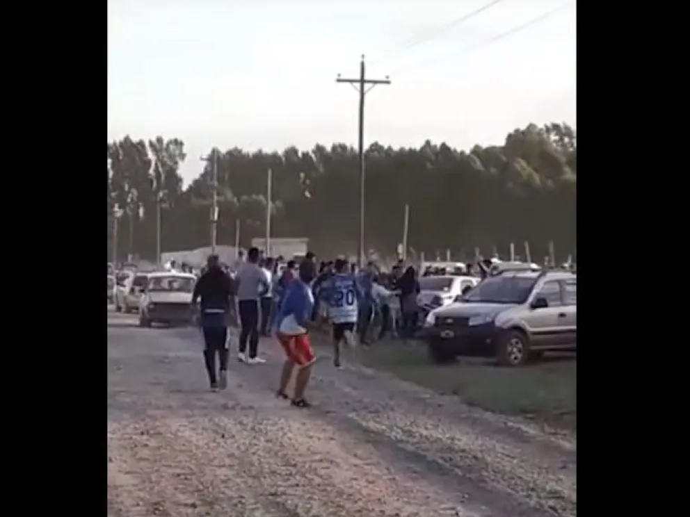 Un partido del fútbol barrial terminó con una lluvia de piedras
