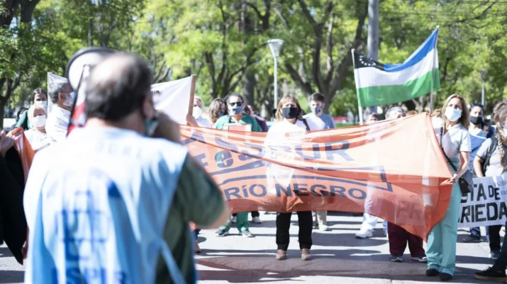 Los trabajadores de Salud se preparan para ir al puente Villarino