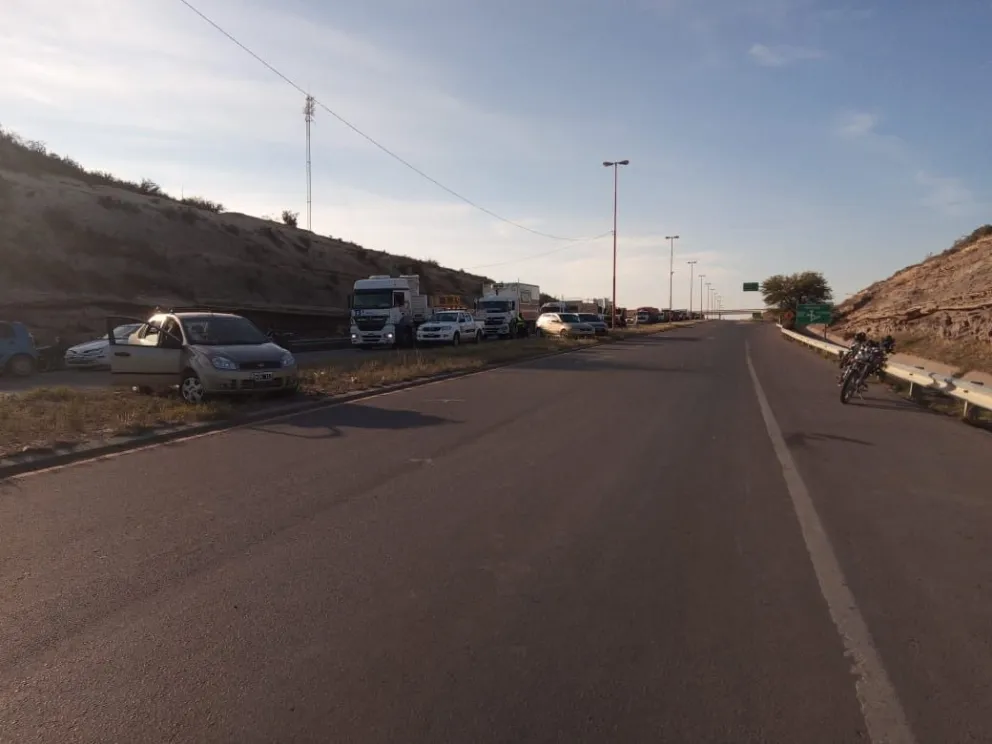 El corte de tránsito en el puente Basilio Villarino superó las 10 horas y sigue