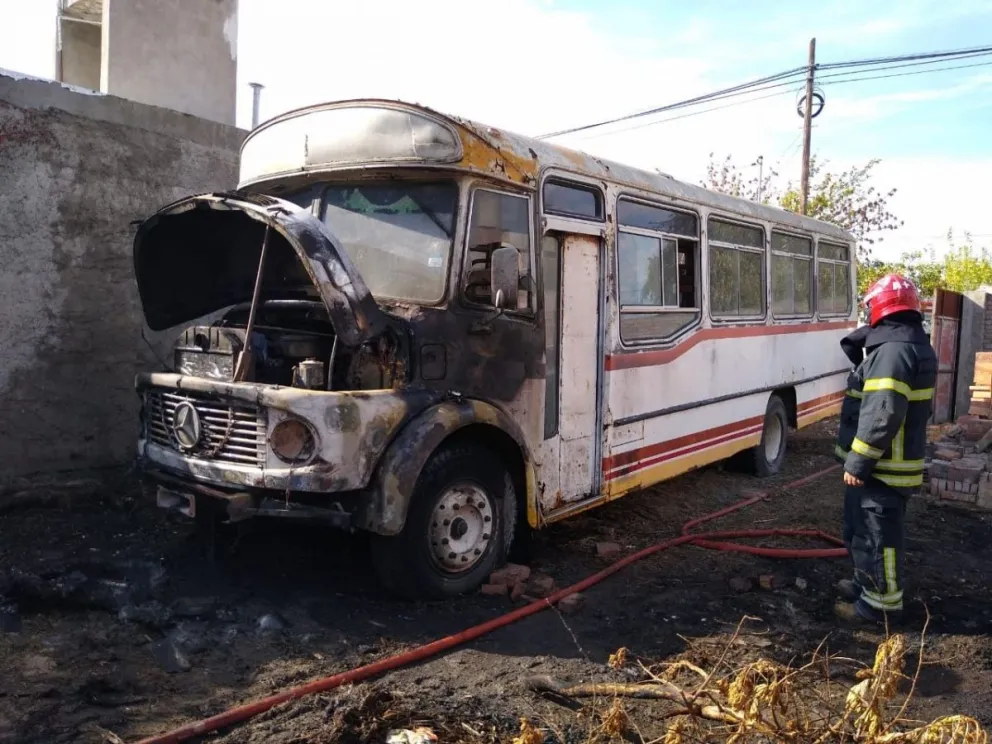 Una quema se descontroló y se incendió un colectivo