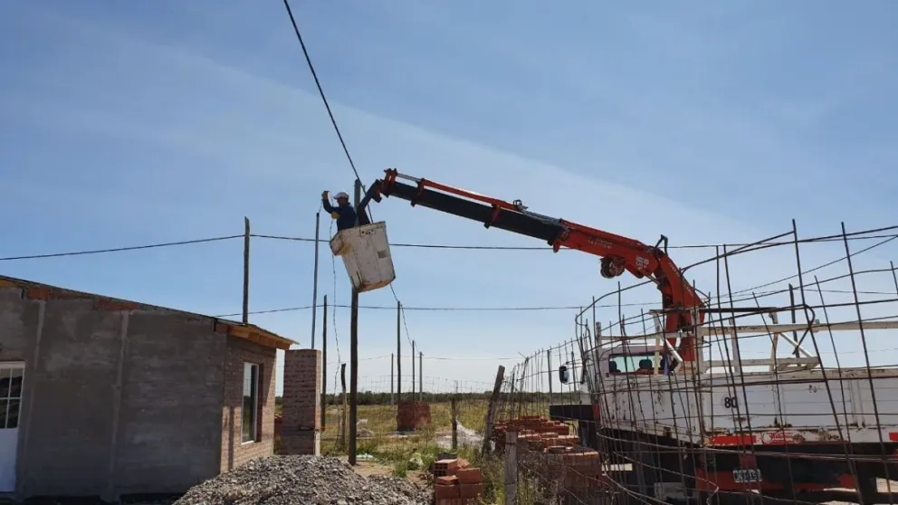 Coopteba pone las pilas  a nuevo barrio en Patagones