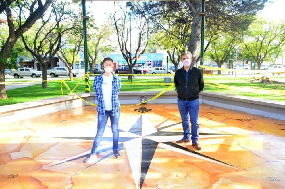 Una artista intervino la Plaza San Martín: mirá cómo quedó