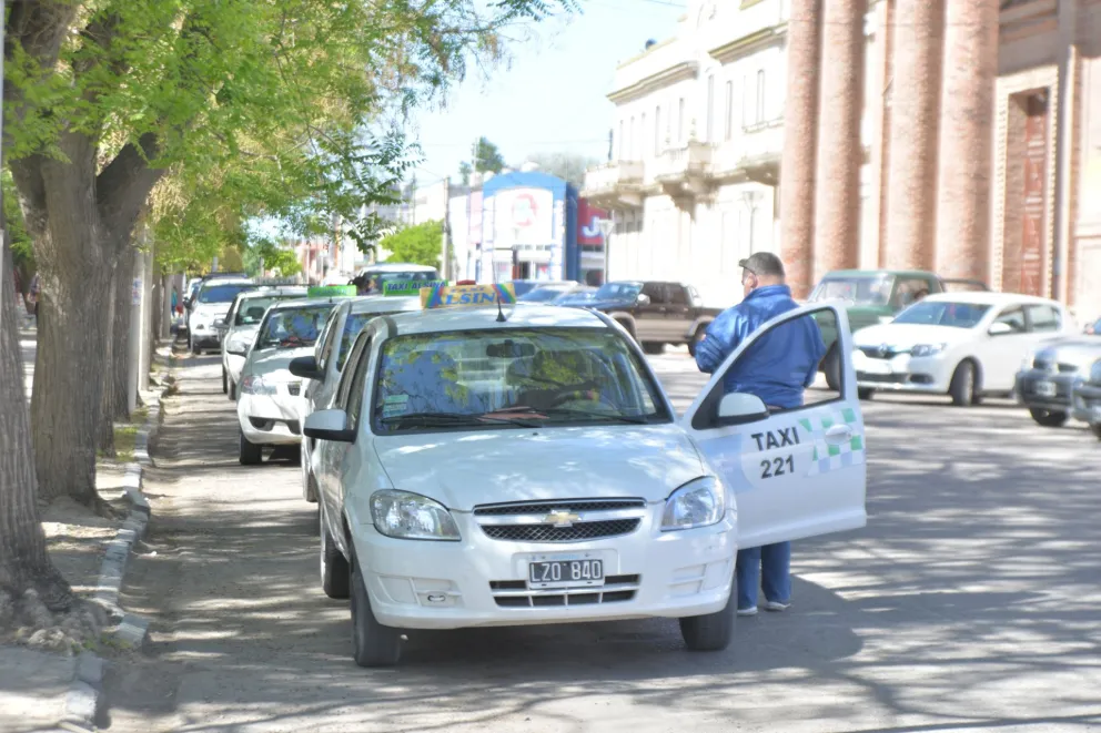 Los taxistas quieren tener más plata en sus bolsillos
