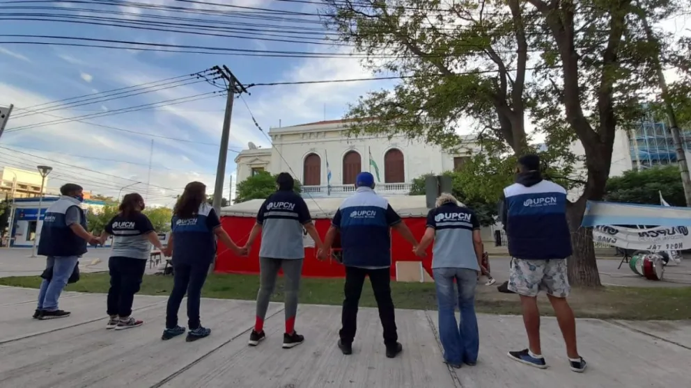 La carpa, los parlantes, y los bombos cumplen un mes frente a Gobierno