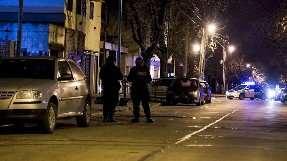 Vecinos lincharon, desnudaron y filmaron a dos delincuentes que robaron una camioneta