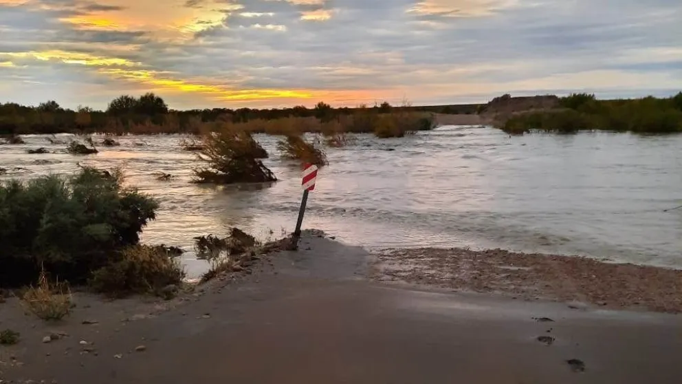 Sigue bajando el agua del Nahuel Niyeu, y mantiene cortada la ruta 23