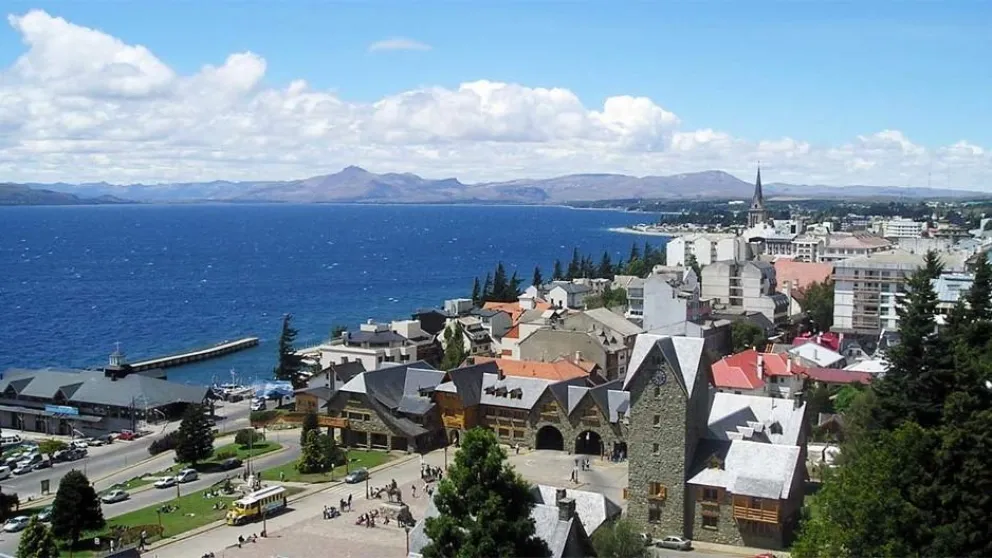 Tenía síntomas de Covid-19, viajó a Bariloche y contagió a 65 personas en su viaje de egreso