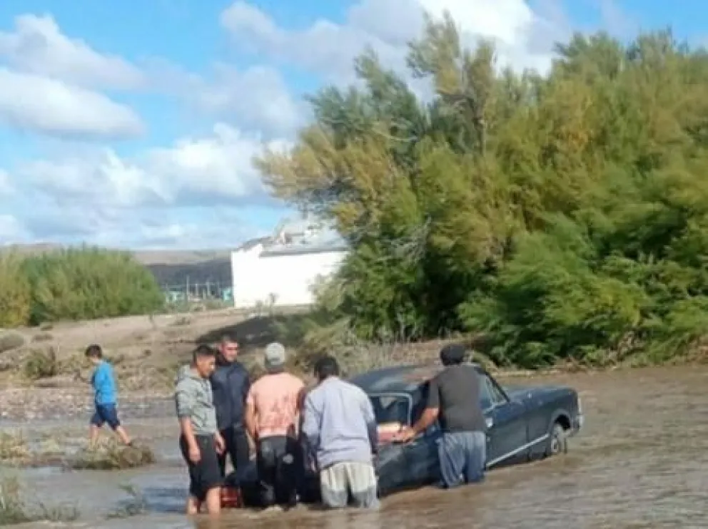 El gesto solidario de un policía salvó a un vecino en Los Berros