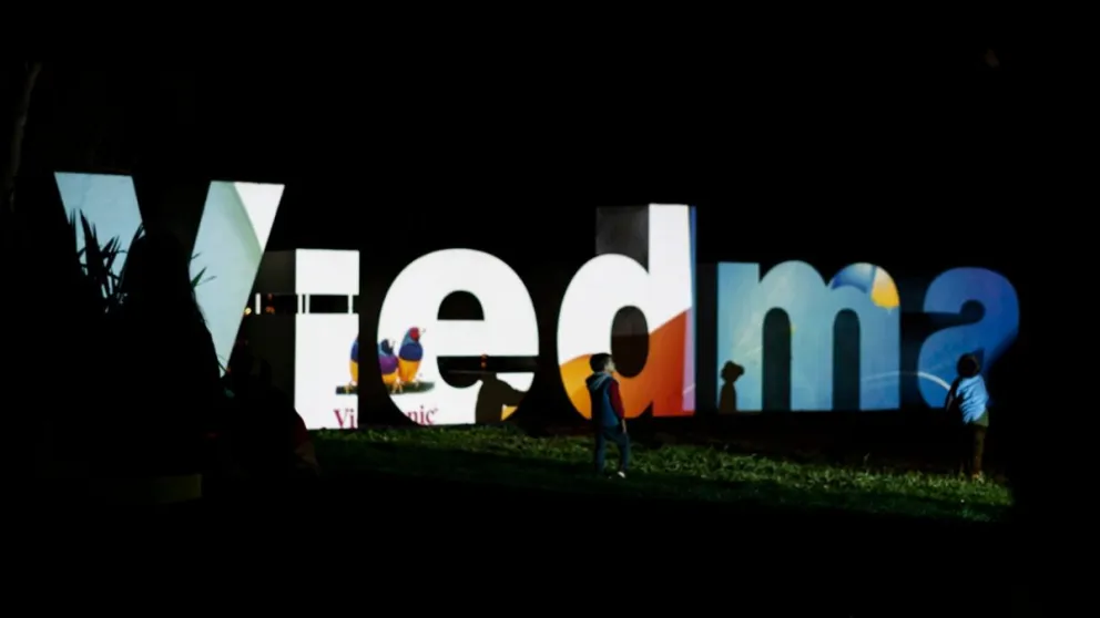 Video: las letras de Viedma brillaron en el aniversario de la ciudad