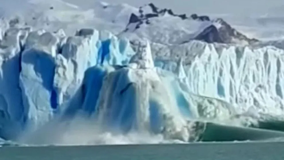 Mirá el impresionante desprendimiento de base en el Glaciar Perito Moreno