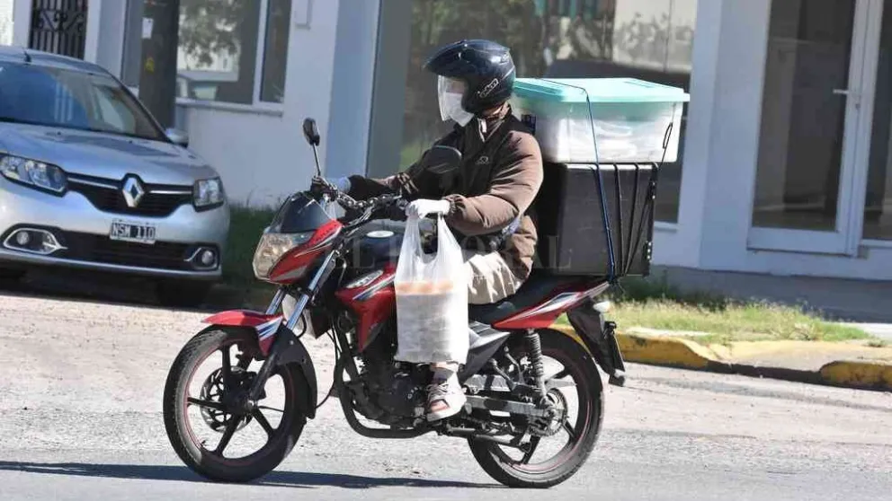 Cadetería y deliverys en moto, bajo control estricto en Río Negro