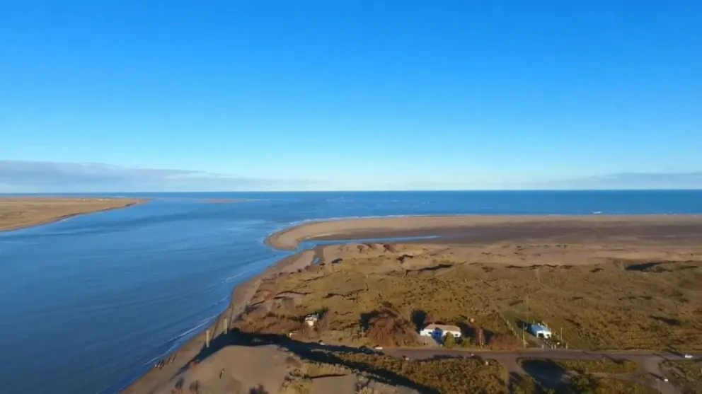 Rotura de medanos, alejamiento de aves y acumulación de basura en el estuario del río Negro