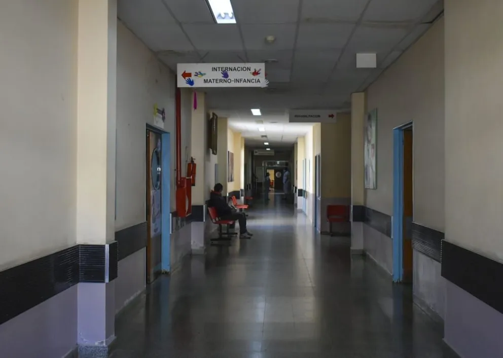 Le robaron sus anillos después de parir en el hospital de Viedma