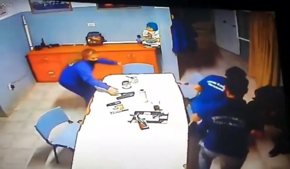 Video: bomberos le salvaron la vida a un bebé