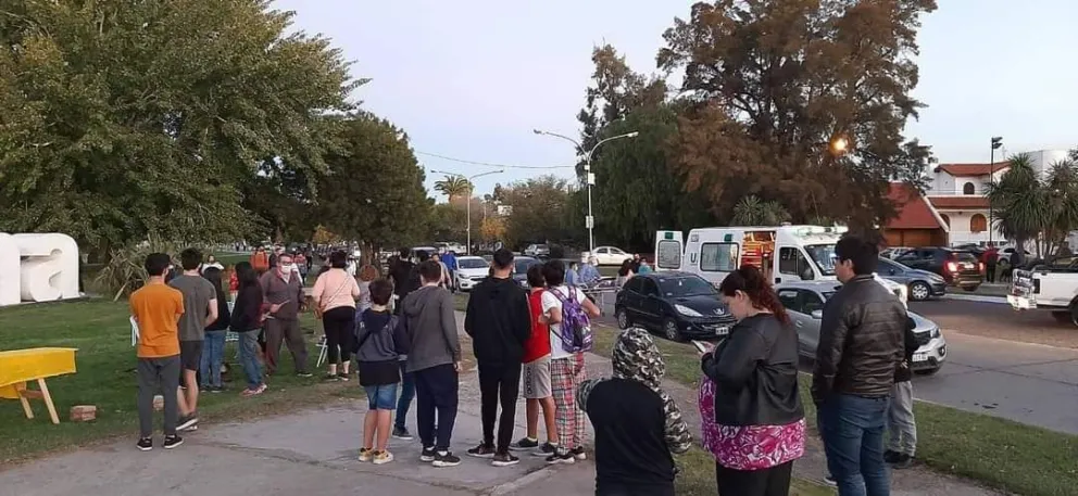 Un nene se cayó de las letras del cartel de Viedma y se desmayó