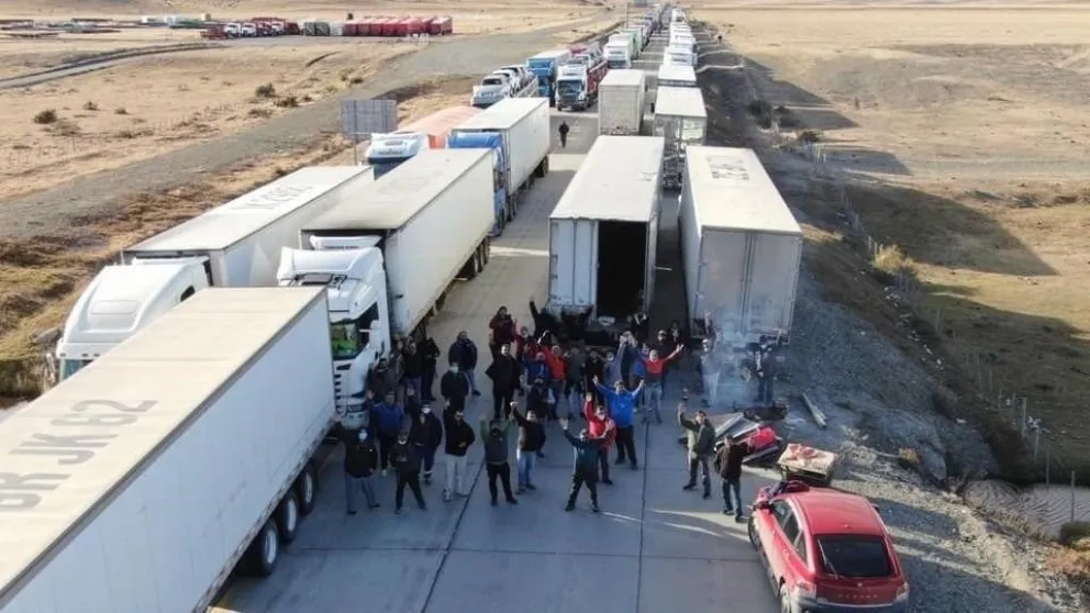 Tierra del Fuego sigue aislada por un bloqueo de camioneros en Chile