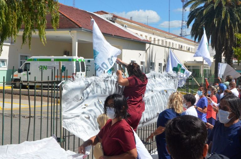 Trabajadores De La Salud Inician Un Paro De 48 Horas Noticiasnet Informacion De Rio Negro 6165