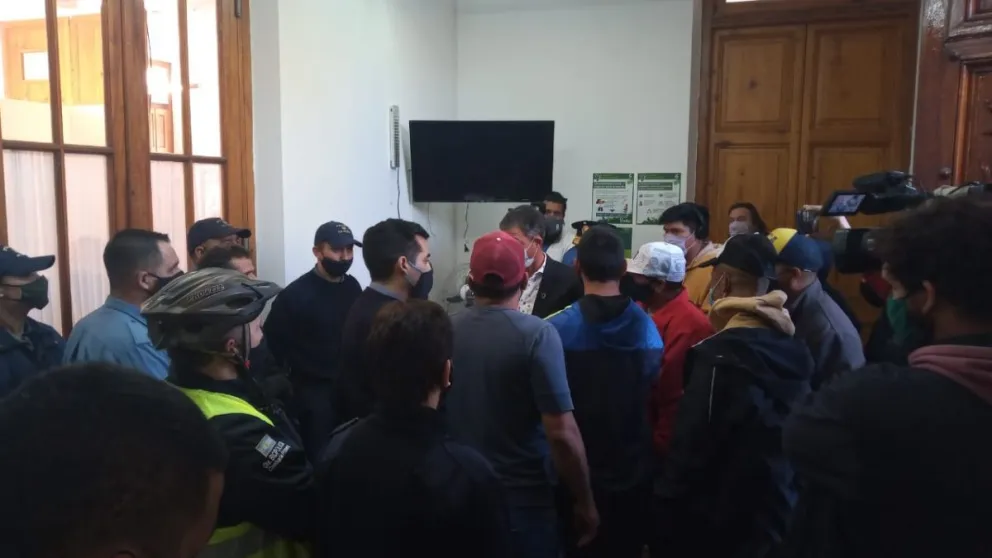 Sin protocolo que valga: trabajadores coparon la Municipalidad de Viedma
