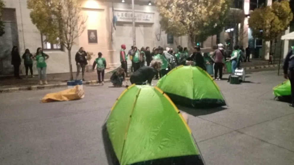 Otra carpa más en el centro de Viedma porque ATE instaló los iglú frente a la Legislatura