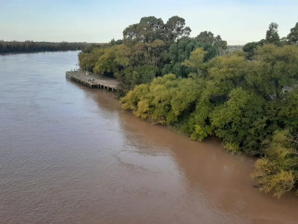 ¿Río Negro o Río Turbio? Así se vio el agua marrón desde el Puente Viejo