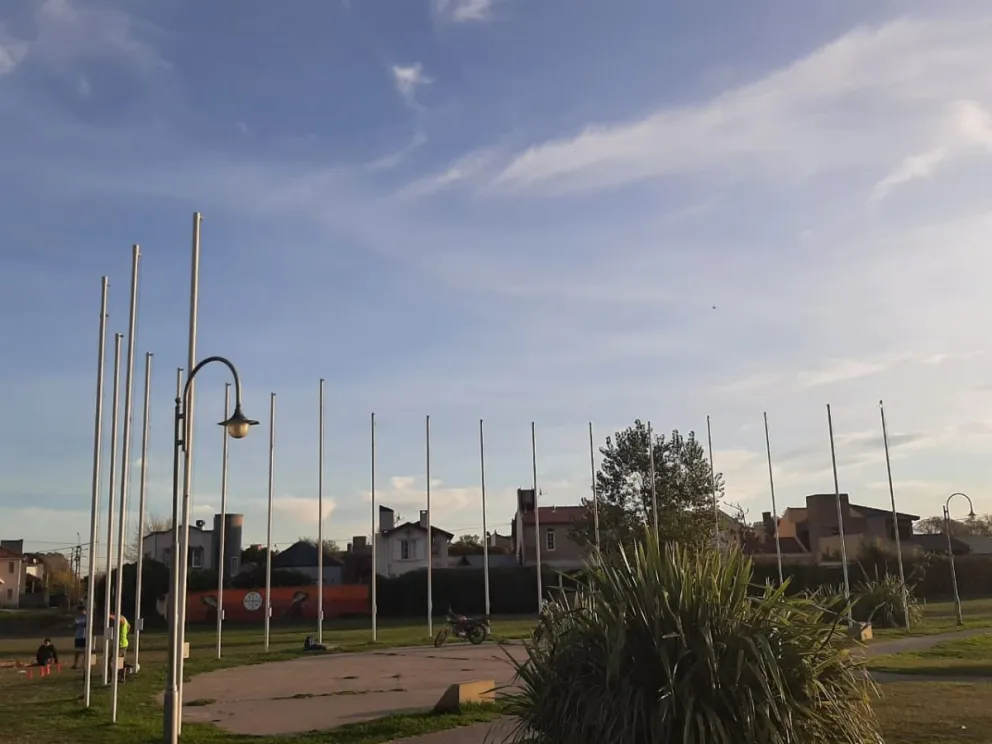 ¿Por qué faltan las banderas en la Plaza de Los Inmigrantes?