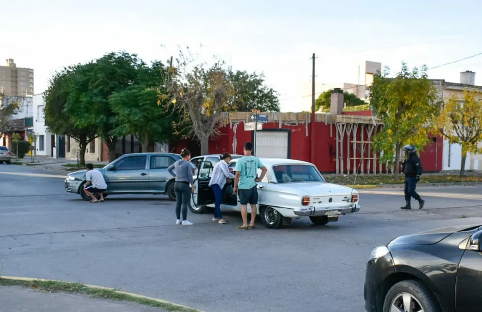 Chocaron dos autos en Alem y Alberdi