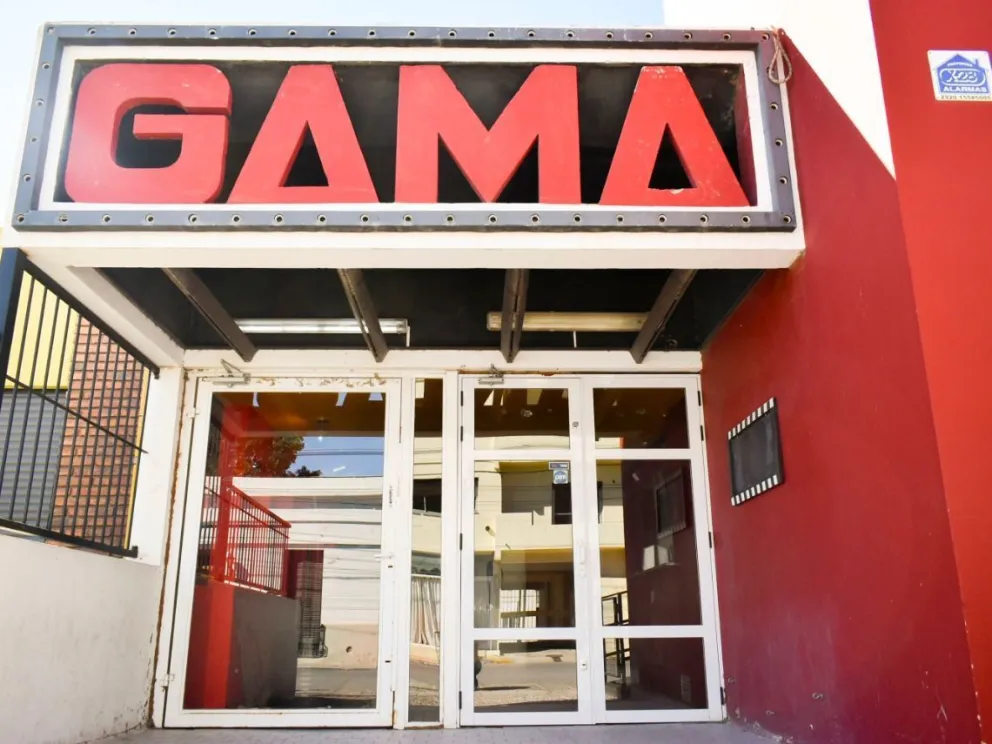 Cine en Viedma: se apaga la luz, y se enciende pantalla grande e inversión