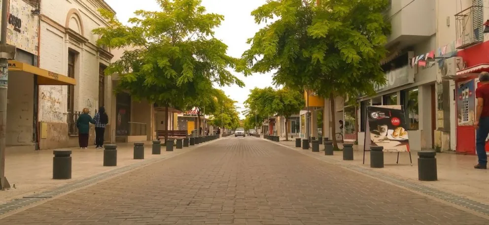 Pocas almas caminan por Viedma en este feriado