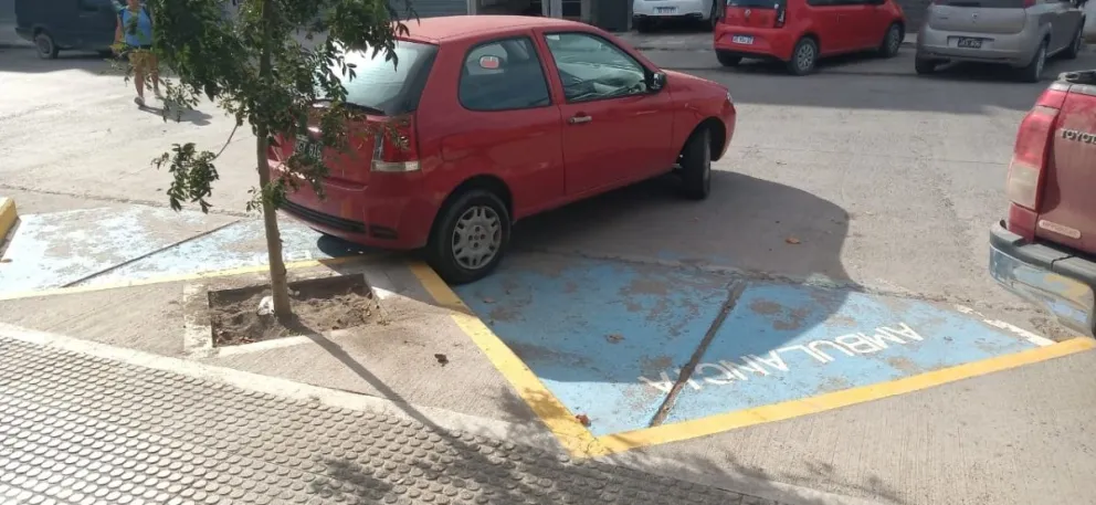 Viedma: Extraño auto de bomberos que también es ambulancia