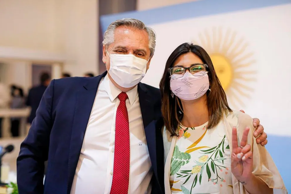 Vacunatorio VIP: se vacunó la diputada rionegrina Ayelén Sposito de 35 años