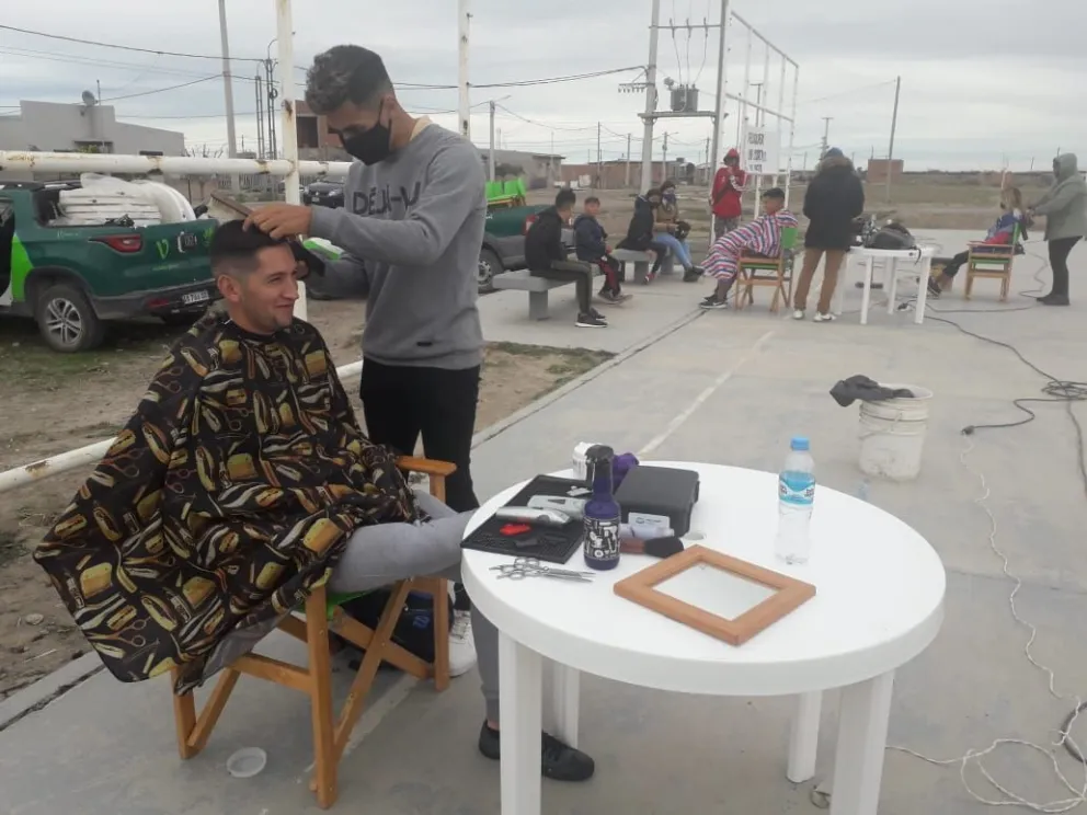 Peluqueros solidarios ofrecen su arte para ayudar a familias necesitadas